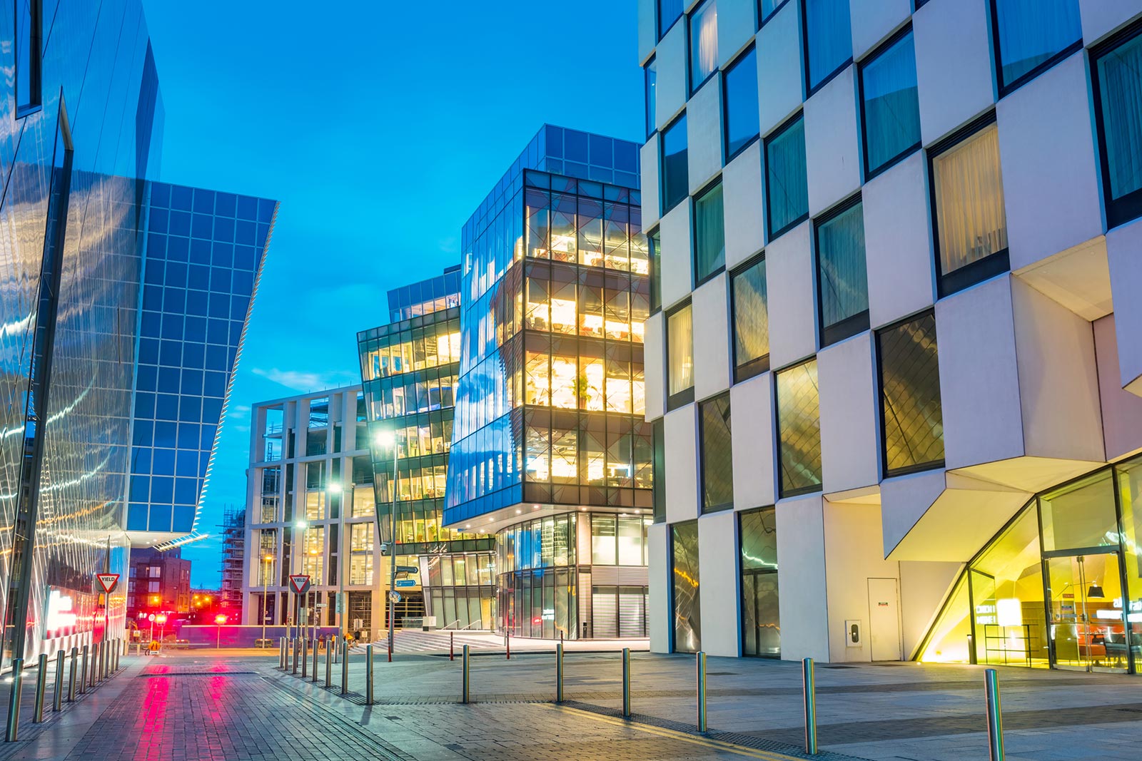 Scenic view of Dublin city with river and historic buildings – Energi IQ – Energy Assessment Services, energy assessment services Ireland, energy assessment services UK, energy compliance experts, sustainable building solutions.