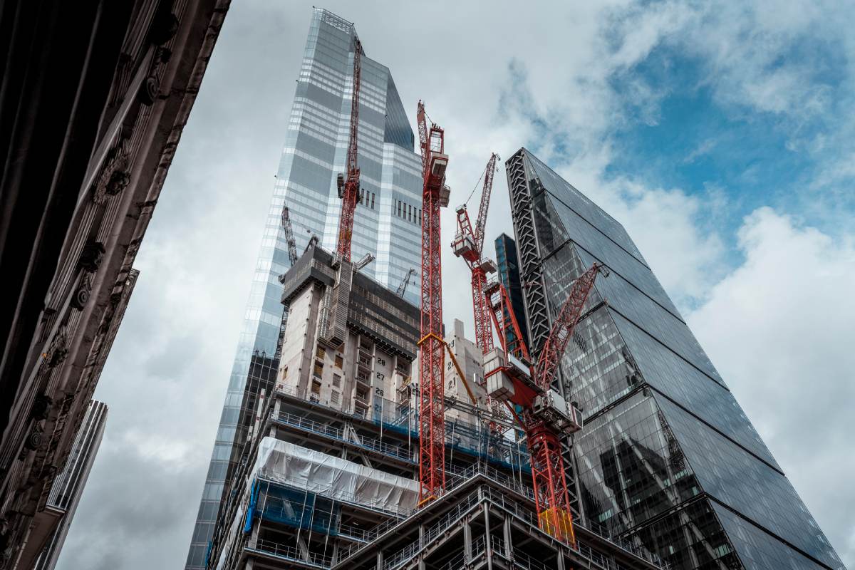 Modern glass-fronted commercial building representing sustainable architecture – Energi IQ – Energy Assessment Services, energy assessment services Ireland, energy assessment services UK, energy compliance experts, sustainable building solutions.